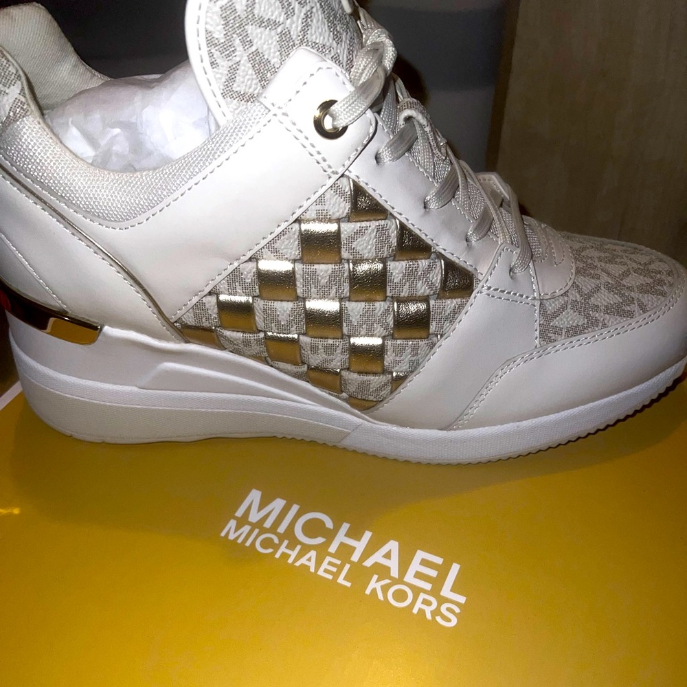BRAND NEW, NEVER BEEN WORN! Beautiful MK Georgie Trainer, size 8.5M